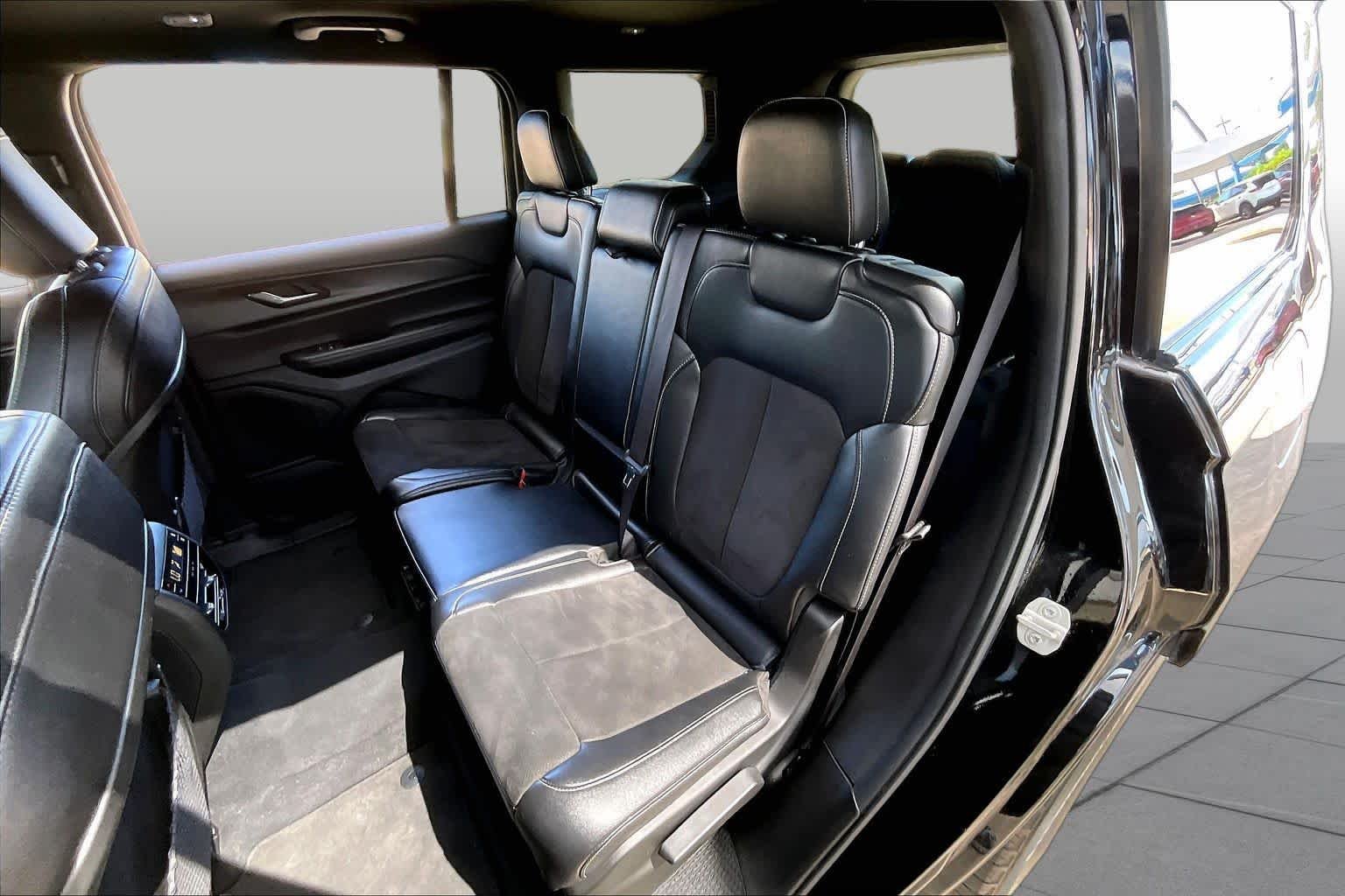 Used 2024 Diamond Black Crystal Pearlcoat Jeep Altitude image 21