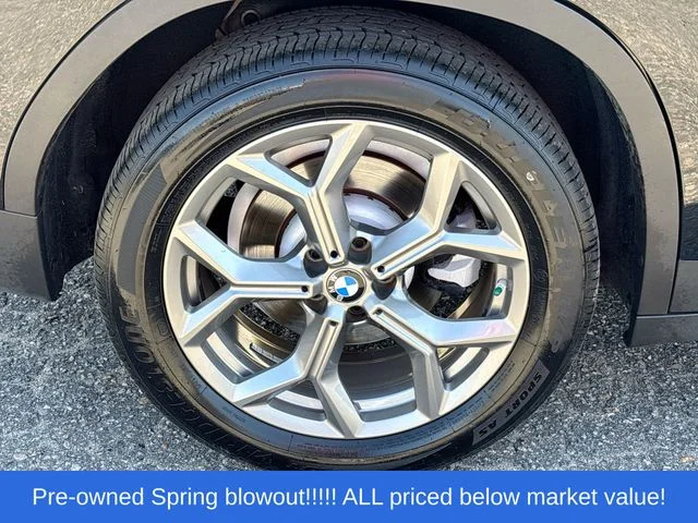 Used 2022 Black BMW sDrive30i image 11