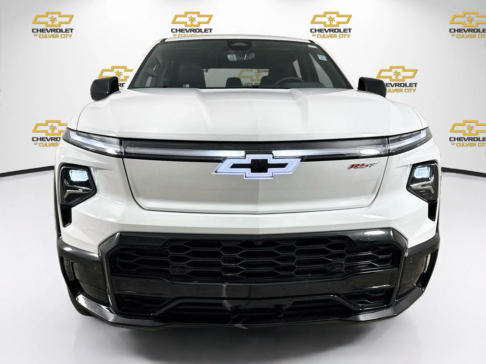 Used 2025 Summit White Chevrolet RST - Extended Range image 2