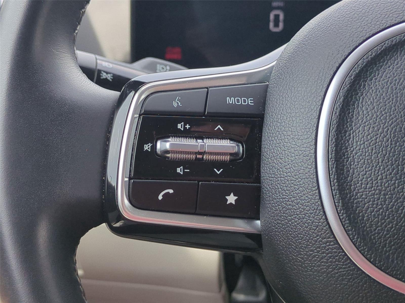 Used 2025 Glacial White Pearl Kia S image 32