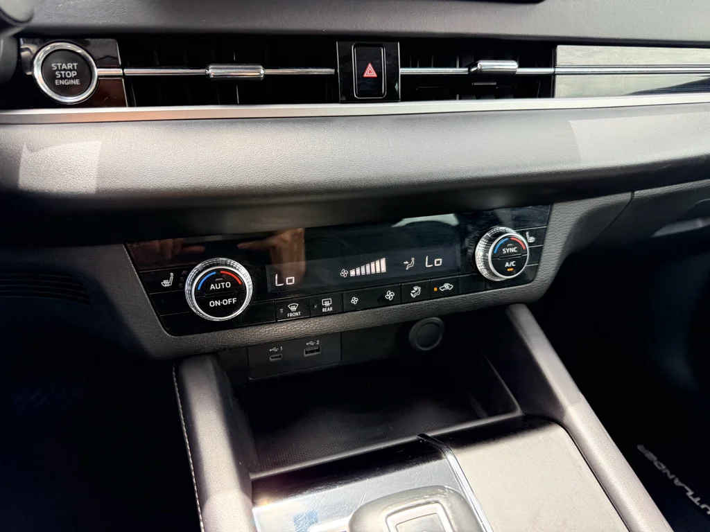 Used 2023  Mitsubishi SE Special Edition image 24