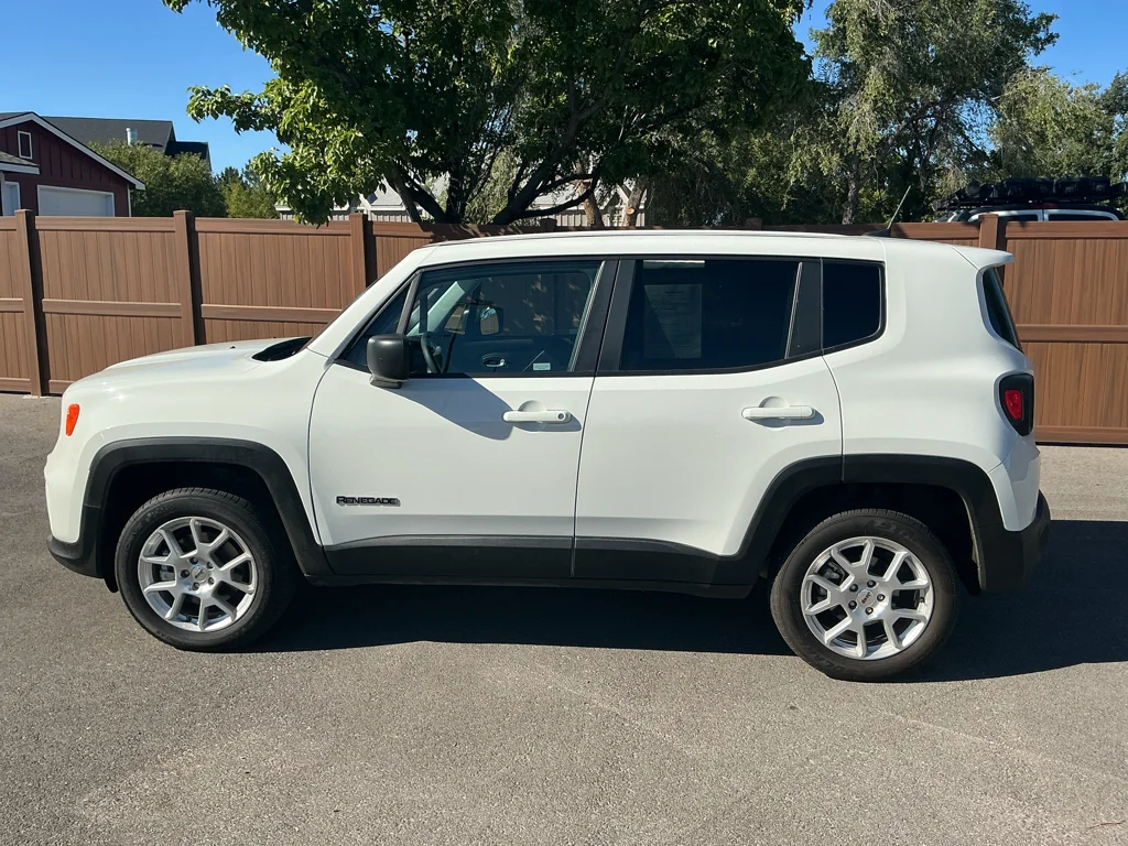 Used 2023 Alpine White Clearcoat Jeep Latitude image 8