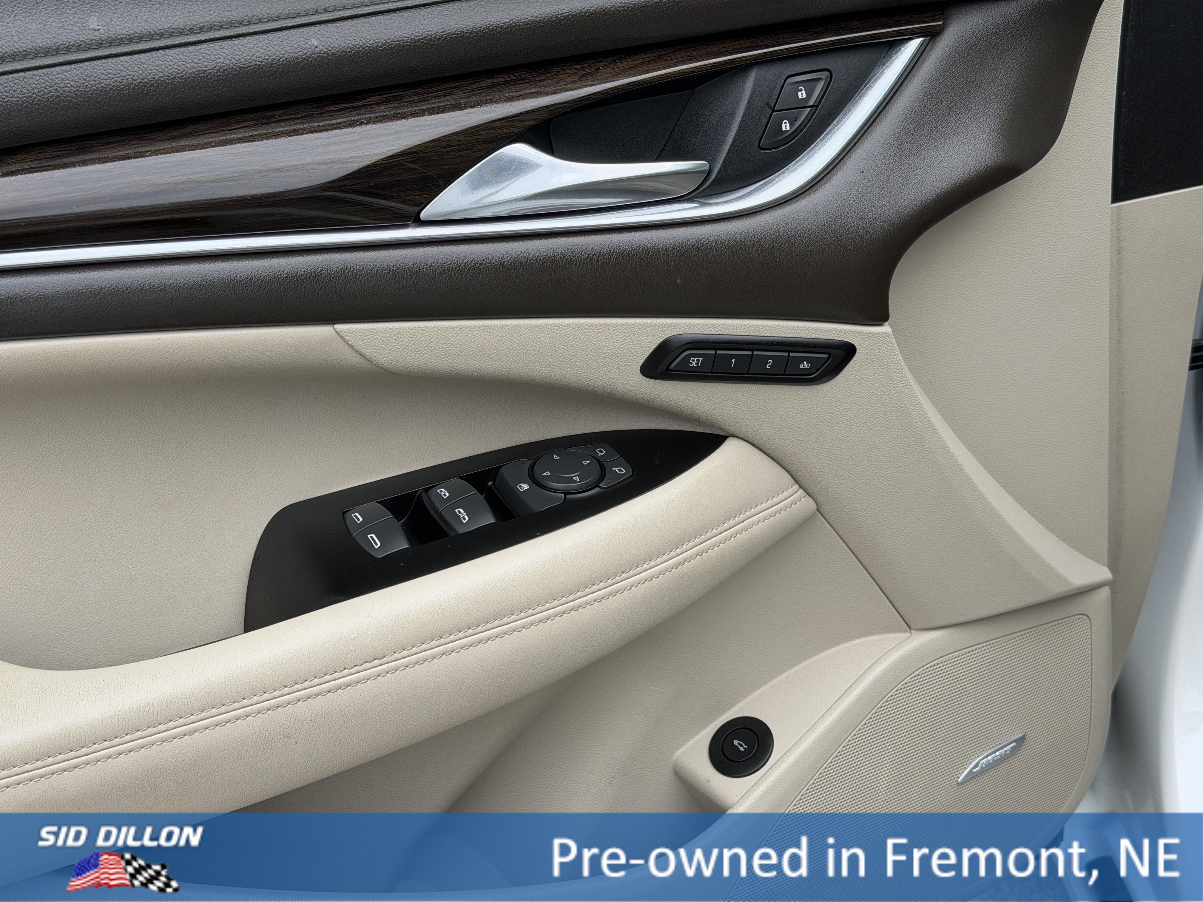 Used 2017 White Frost Tricoat Buick Premium image 13