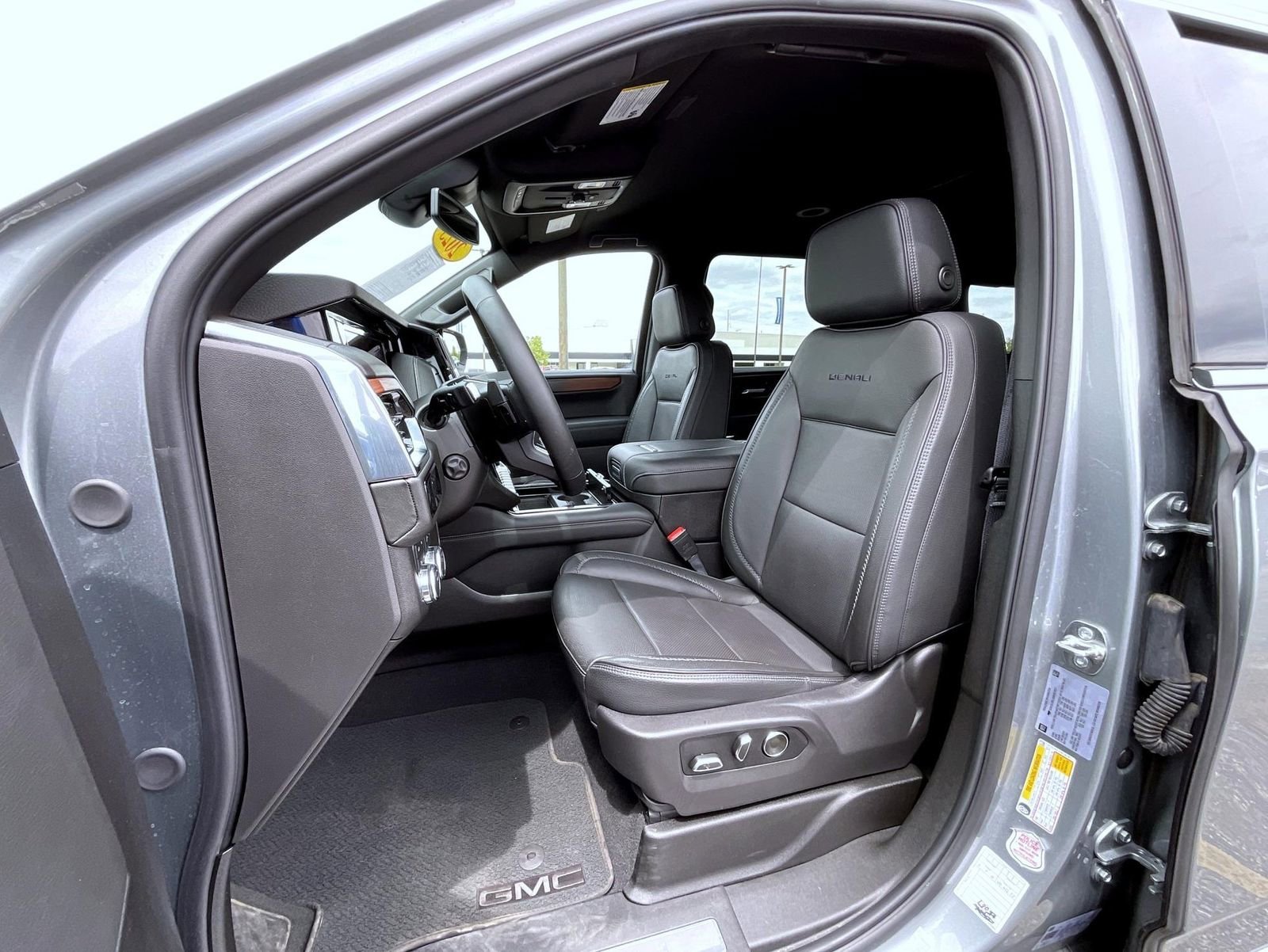 2025 GMC Yukon XL Denali - Photo 10
