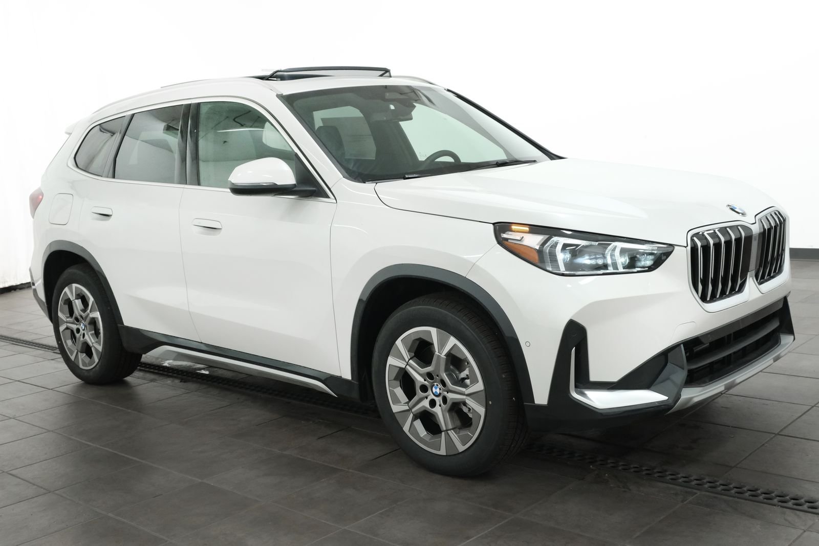 New 2027 Mineral White Metallic BMW xDrive28i image 7