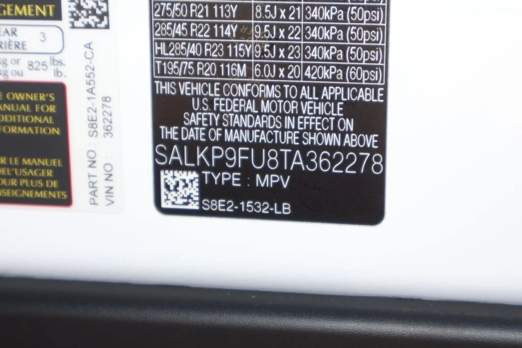 New 2026 Ostuni Pearl White Land Rover SE image 27