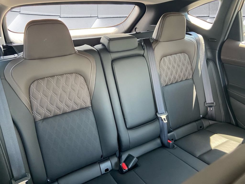 Used 2025 White Nissan Platinum image 14