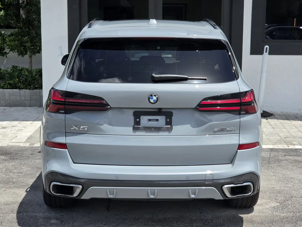 Used 2026 Gray BMW sDrive40i image 5
