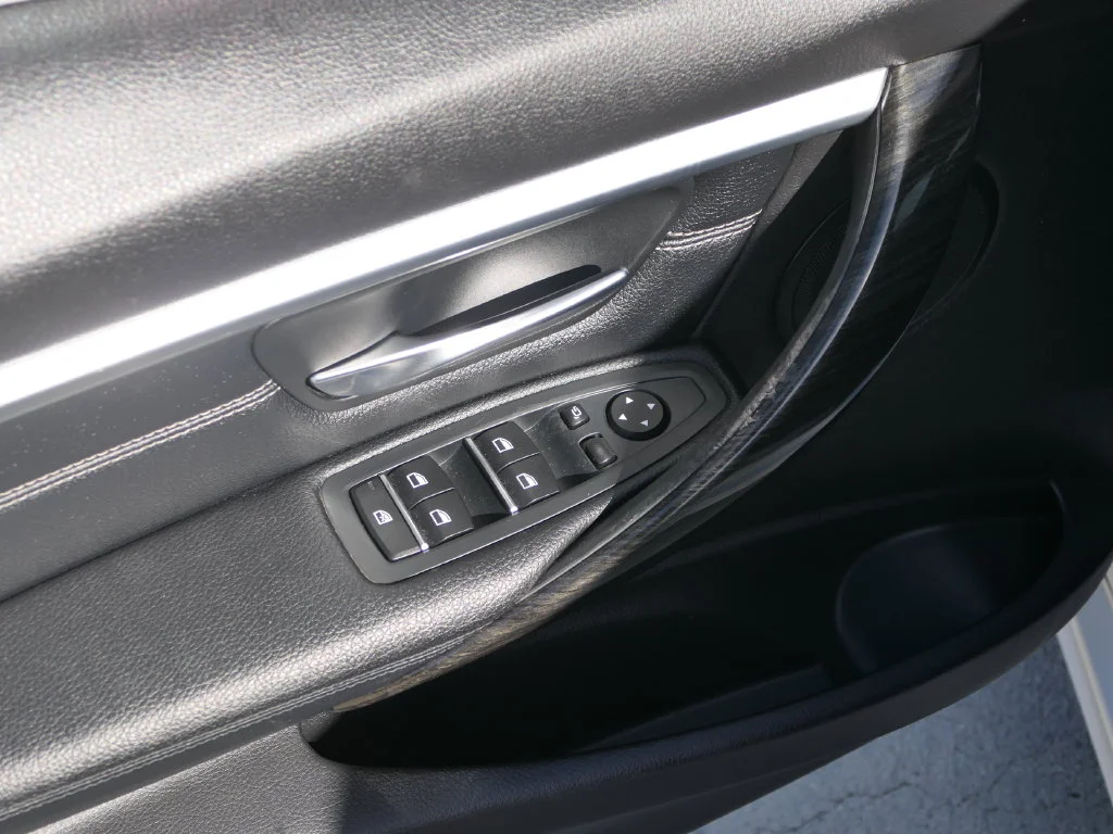 Used 2018 Alpine White BMW 330i image 13
