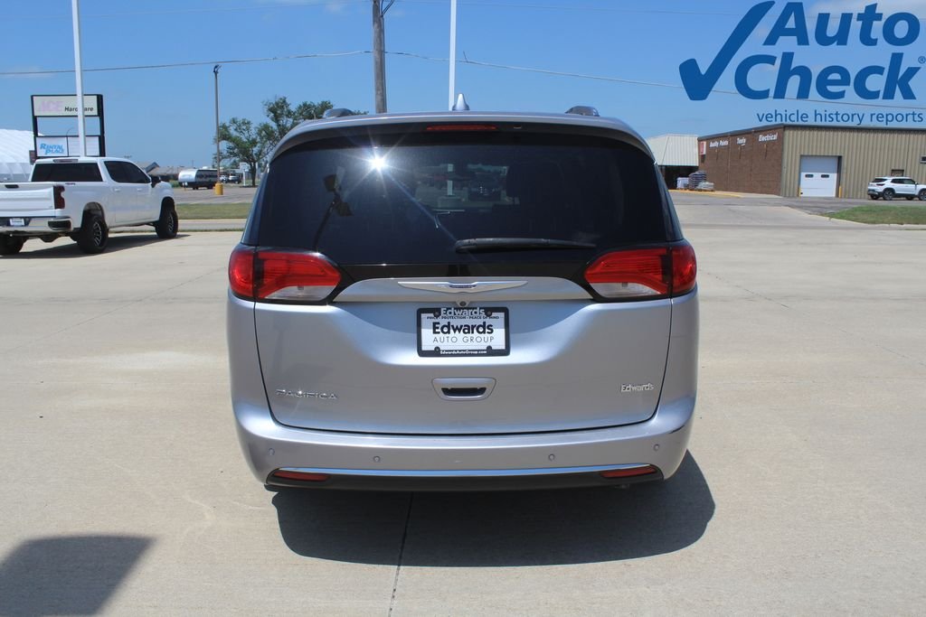 Used 2020 Silver Chrysler Touring L image 4