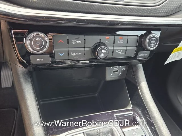 New 2026 Diamond Black Crystal Pearlcoat Jeep Latitude image 20