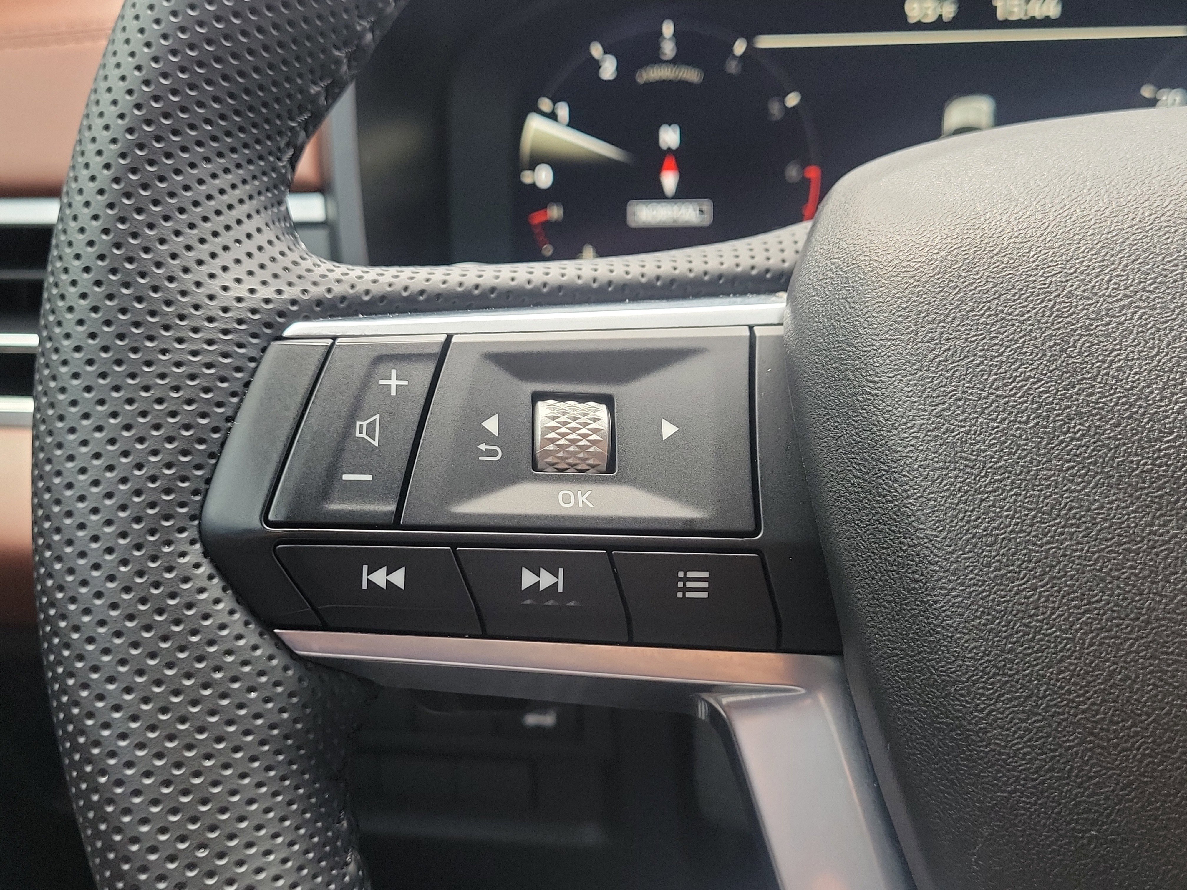 Used 2025 Moonstone Gray/Black Roof Mitsubishi SEL image 33
