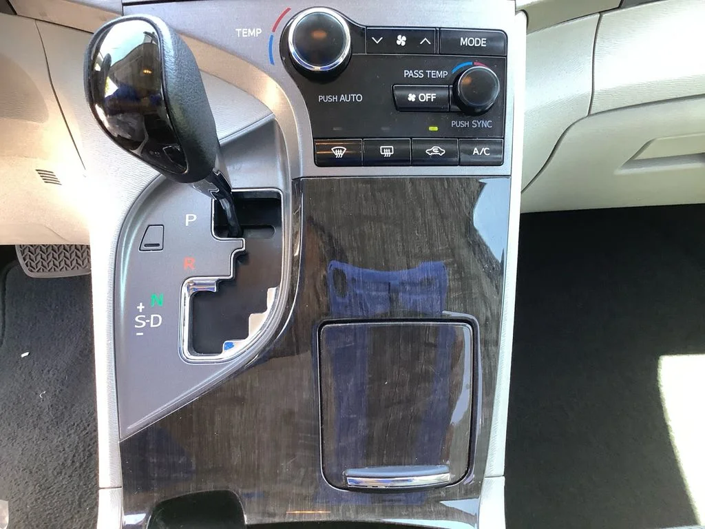 Used 2015 Gray Toyota LE image 28