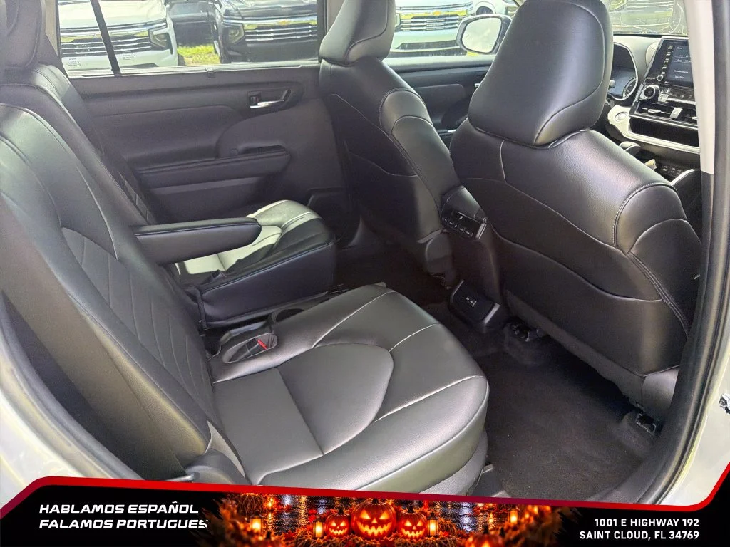 Used 2022 Silver Toyota XLE image 33
