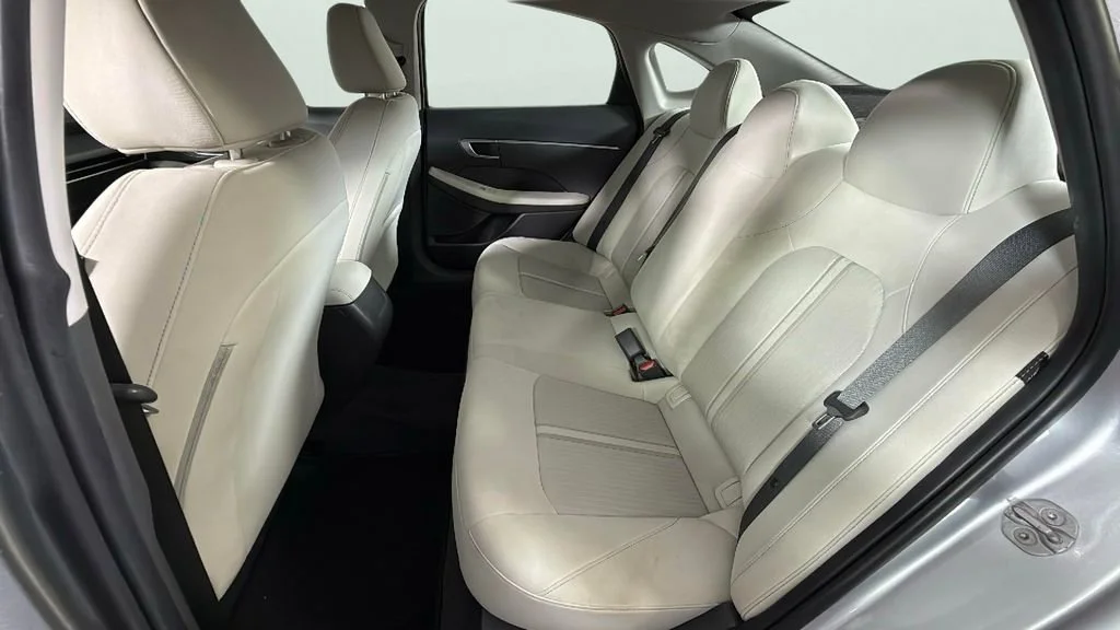 Used 2025 Silver Hyundai SE image 24