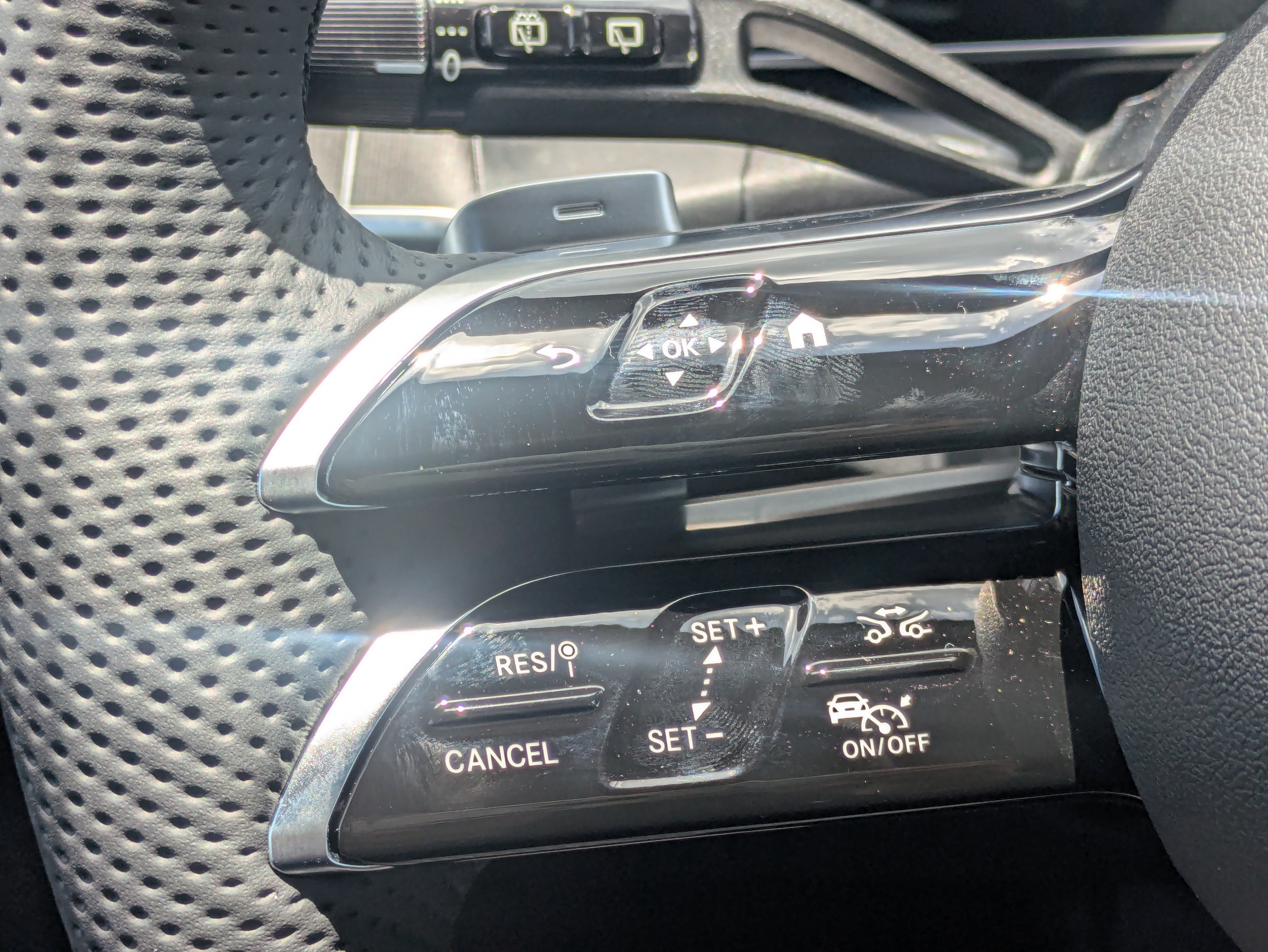 New 2026 Graphite Grey Metallic Mercedes-Benz GLC 300 image 25