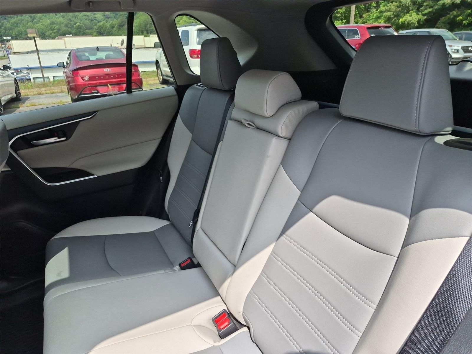 Used 2025 Silver Sky Metallic Toyota XLE Premium image 31