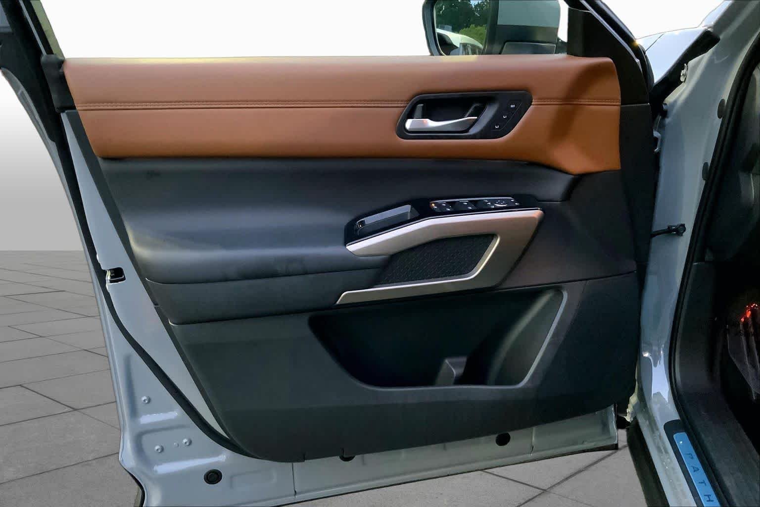 Used 2025 Boulder Gray Pearl Nissan Platinum image 20