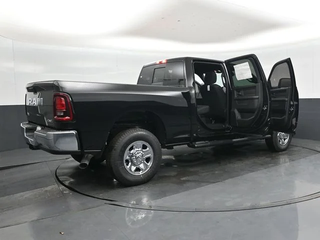 New 2026 Diamond Black Crystal Pearl-Coat Exterior Paint RAM Tradesman image 46