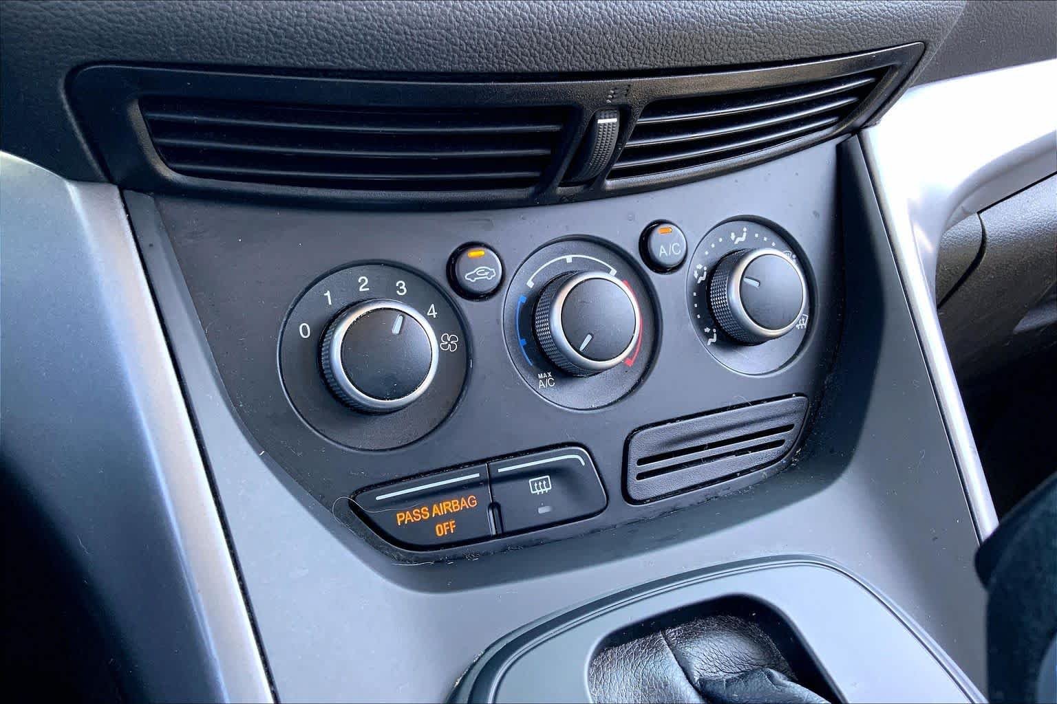 Used 2015 Blue Ford SE image 32