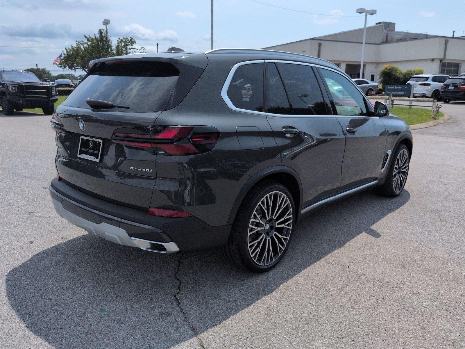 New 2026 Dravit Grey Metallic BMW xDrive40i image 5