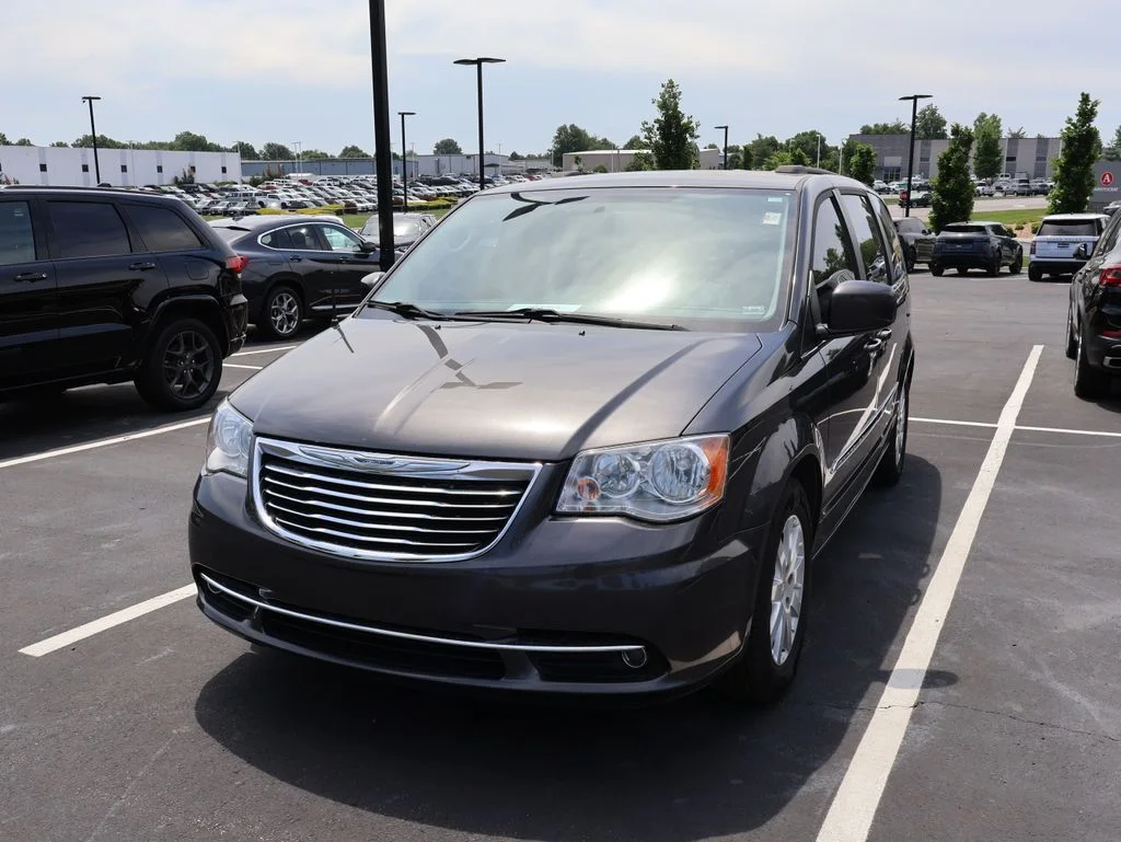 2016 Chrysler Town & Country Touring's photo