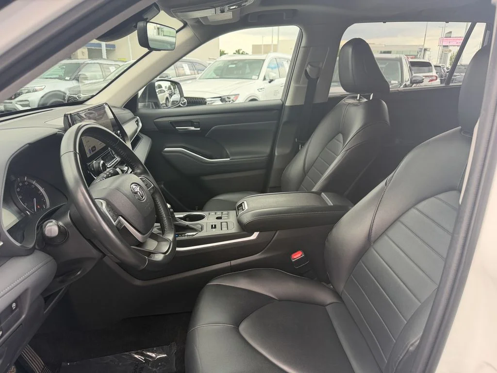 Used 2023 Wind Chill Pearl Toyota XLE image 13