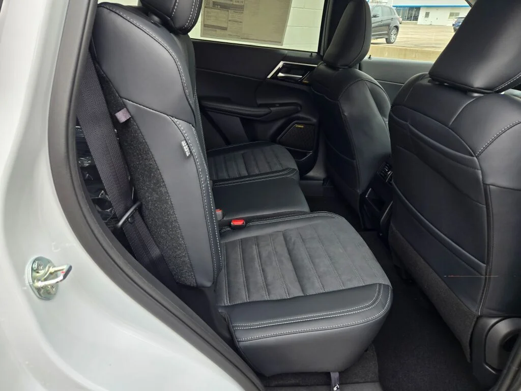 New 2026 White Mitsubishi SE image 7