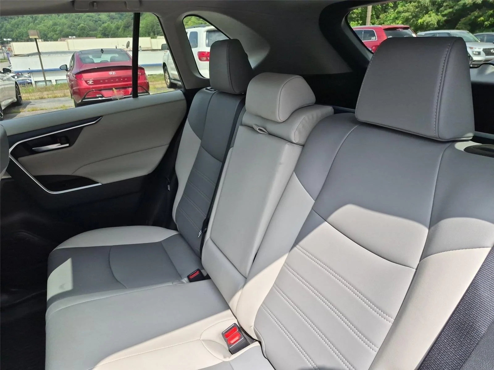 Used 2025 Silver Sky Metallic Toyota XLE Premium image 31