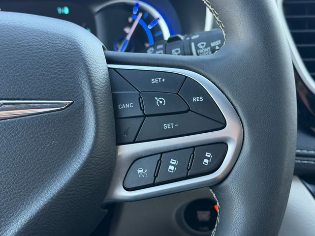 Used 2024 Black Chrysler Select image 18
