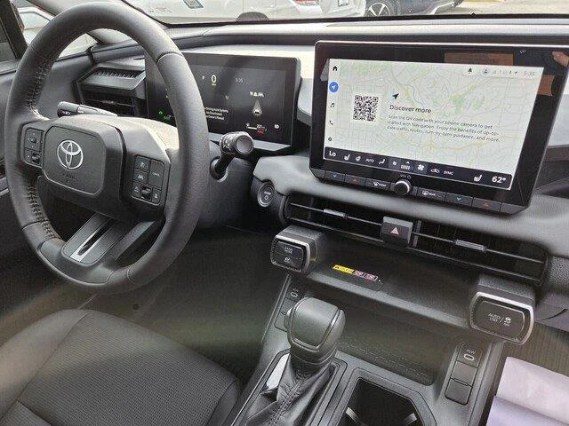 Used 2026 Ice Cap Toyota XLE Premium image 31