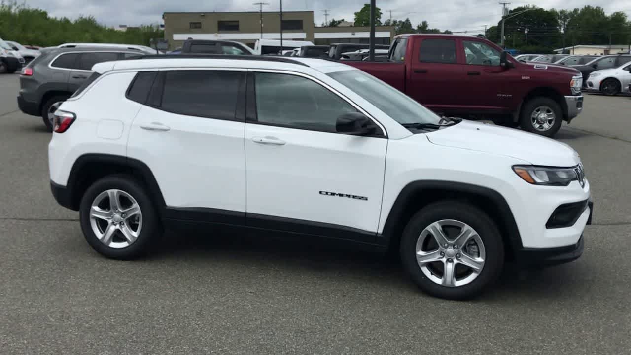 Used 2023 Bright White Clearcoat Jeep Latitude image 3