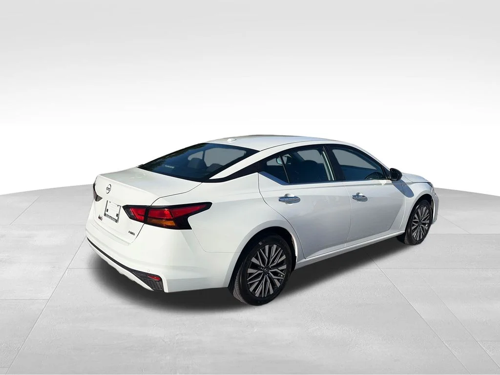 Used 2025 White Nissan 2.5 SV image 6