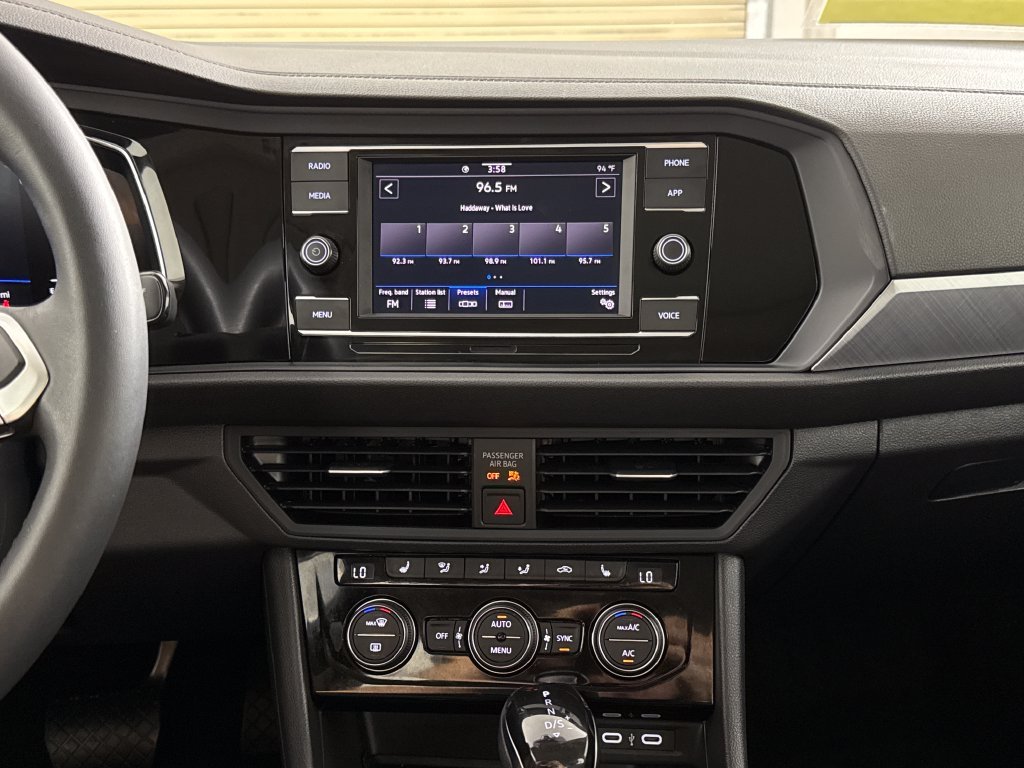 2024 Volkswagen Jetta SE - Photo 19