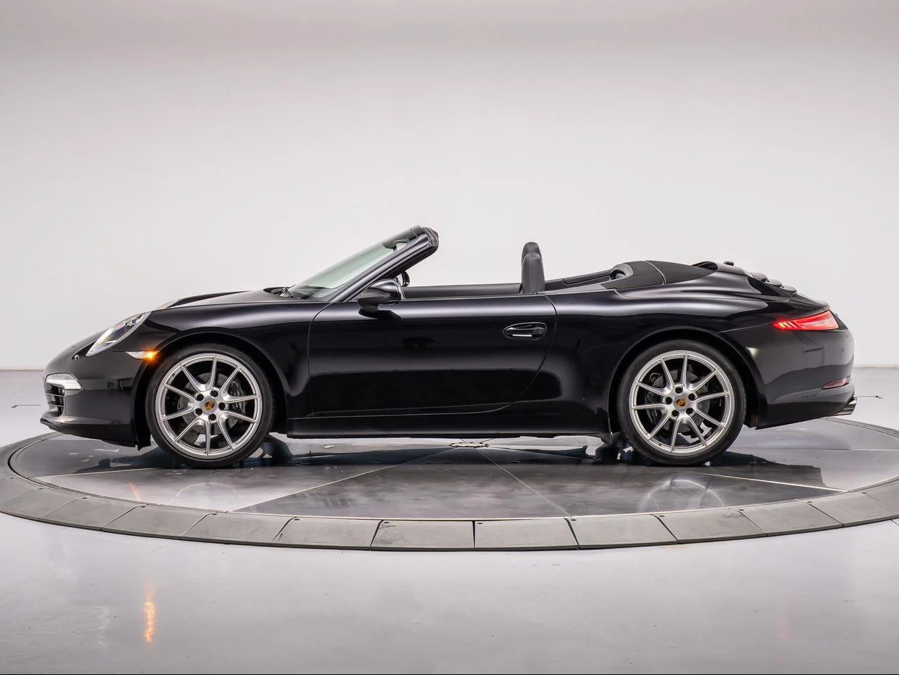 Used 2016 Black Porsche Carrera image 2