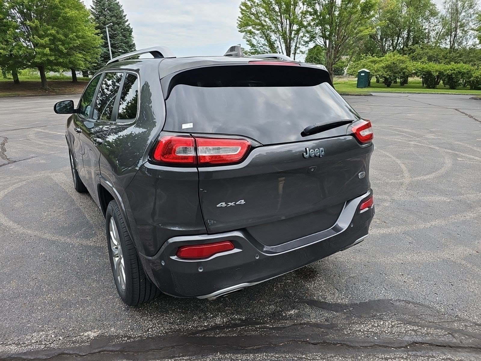 Used 2018 Granite Crystal Metallic Clearcoat Jeep Overland image 3