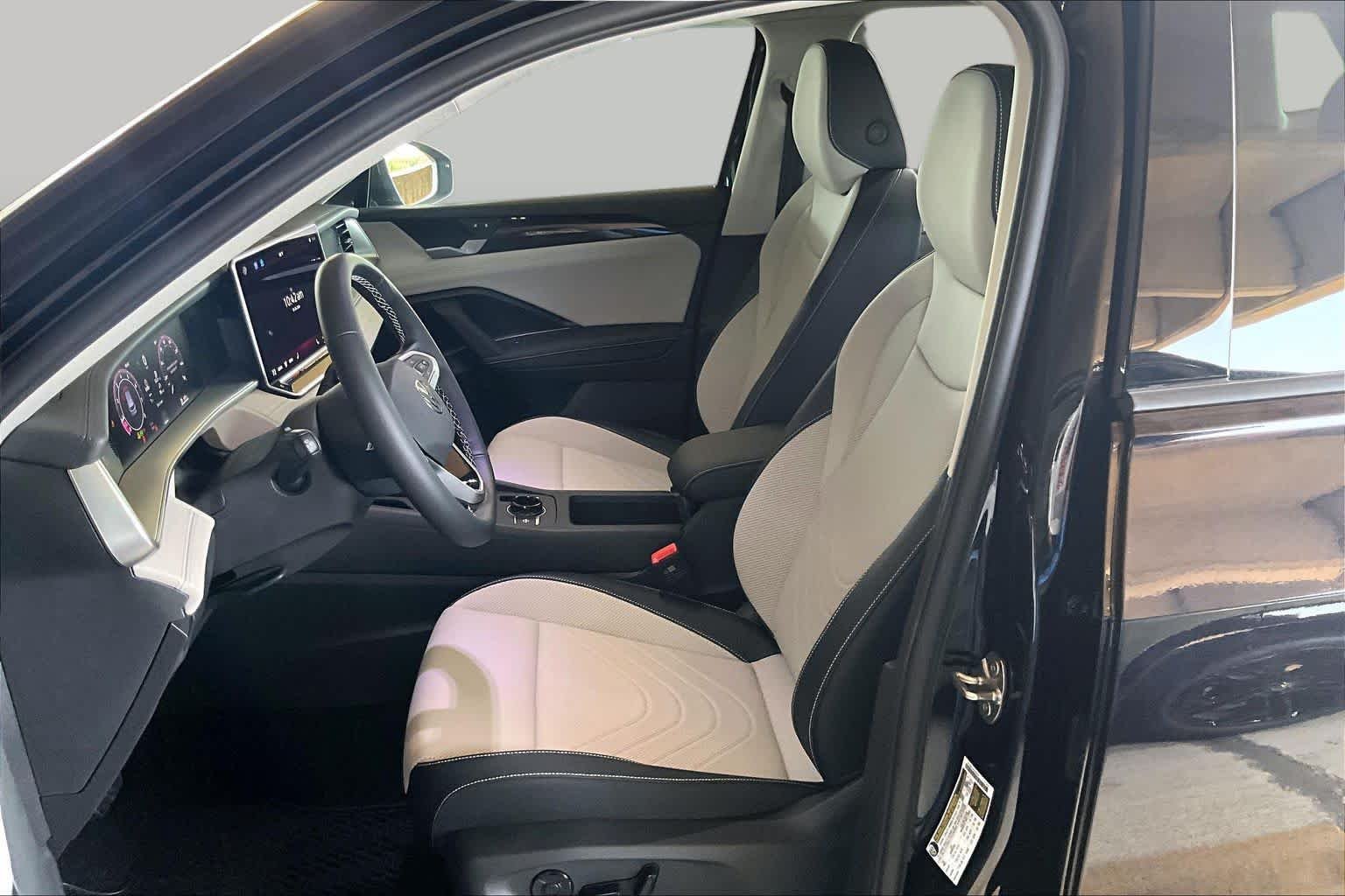 New 2026 Deep Black Pear Volkswagen 2.0T SE image 9