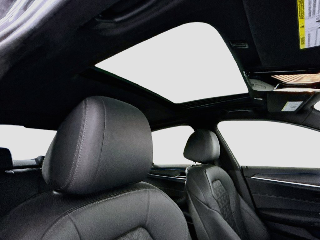 Used 2022 Dark Graphite BMW 530e iPerformance image 19