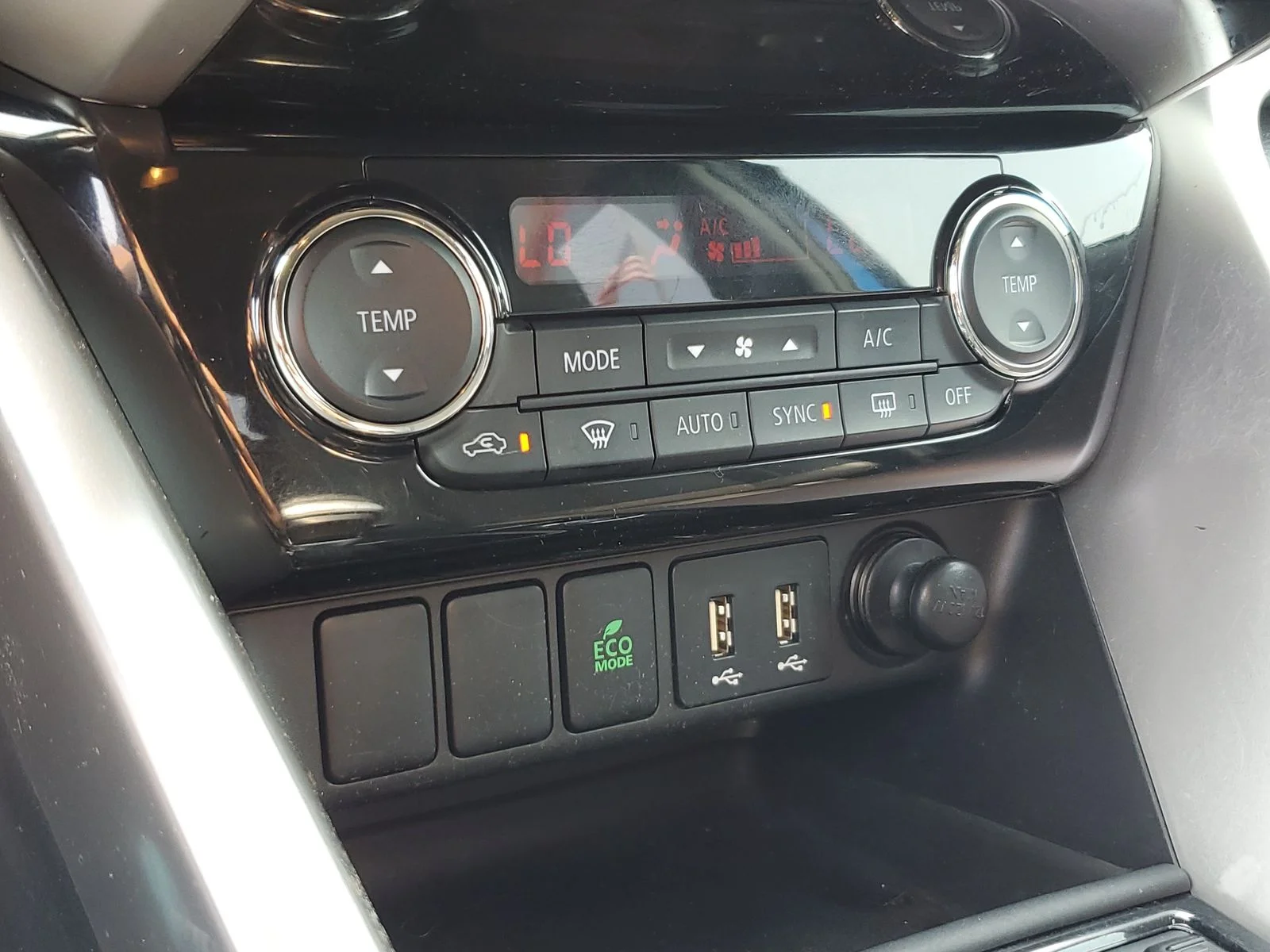 Used 2022 Blue Mitsubishi SE image 23