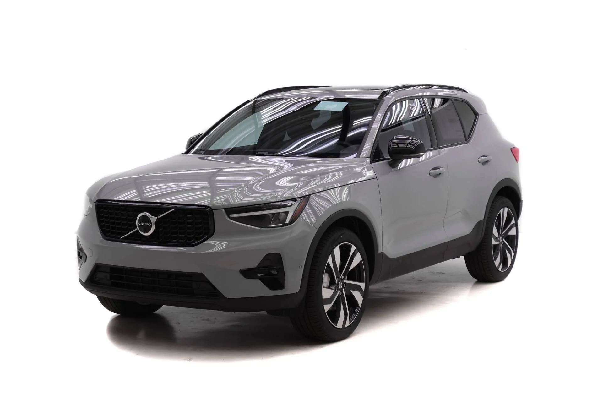 2026 Volvo XC40 B5 Plus Dark AWD's photo