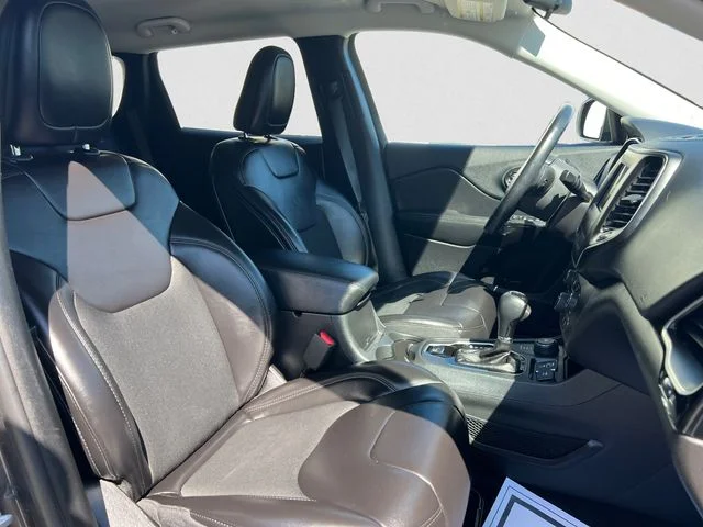 Used 2019 Granite Crystal Metallic Clearcoat Jeep Altitude image 15