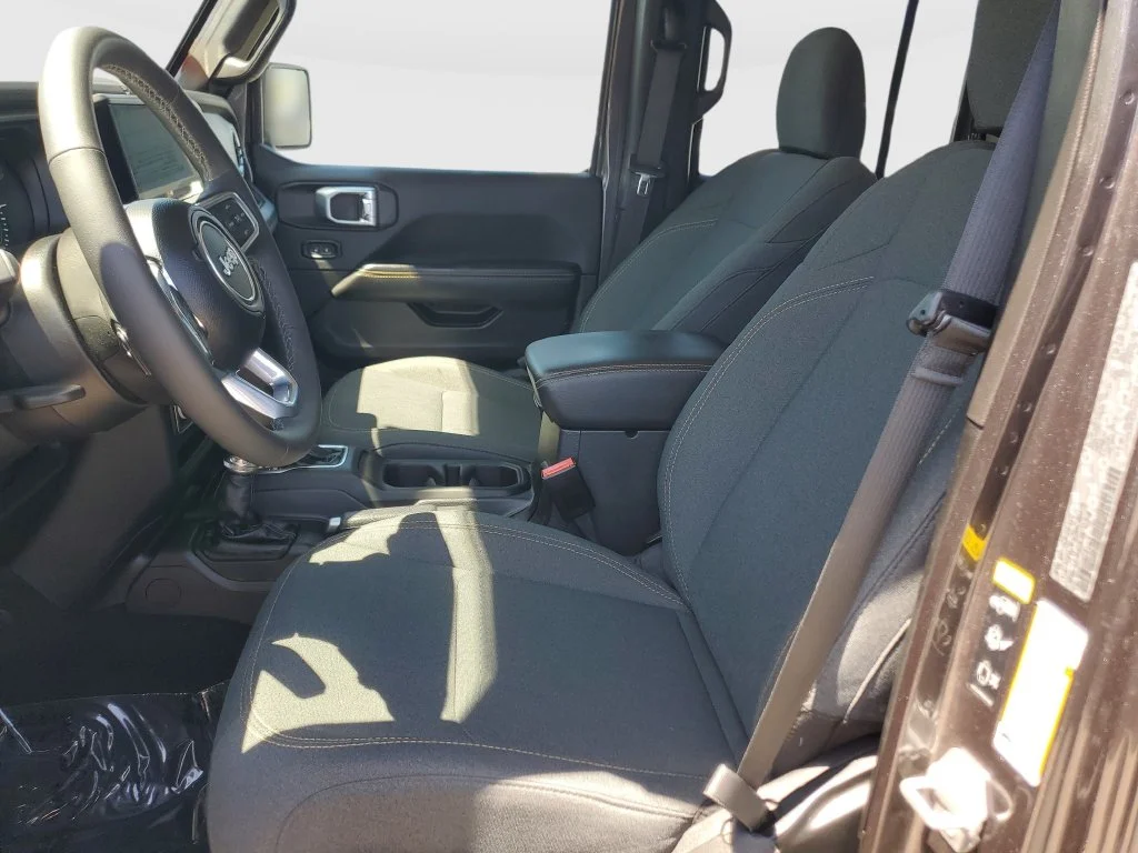 Used 2025 Gray Jeep Sahara 4xe image 13