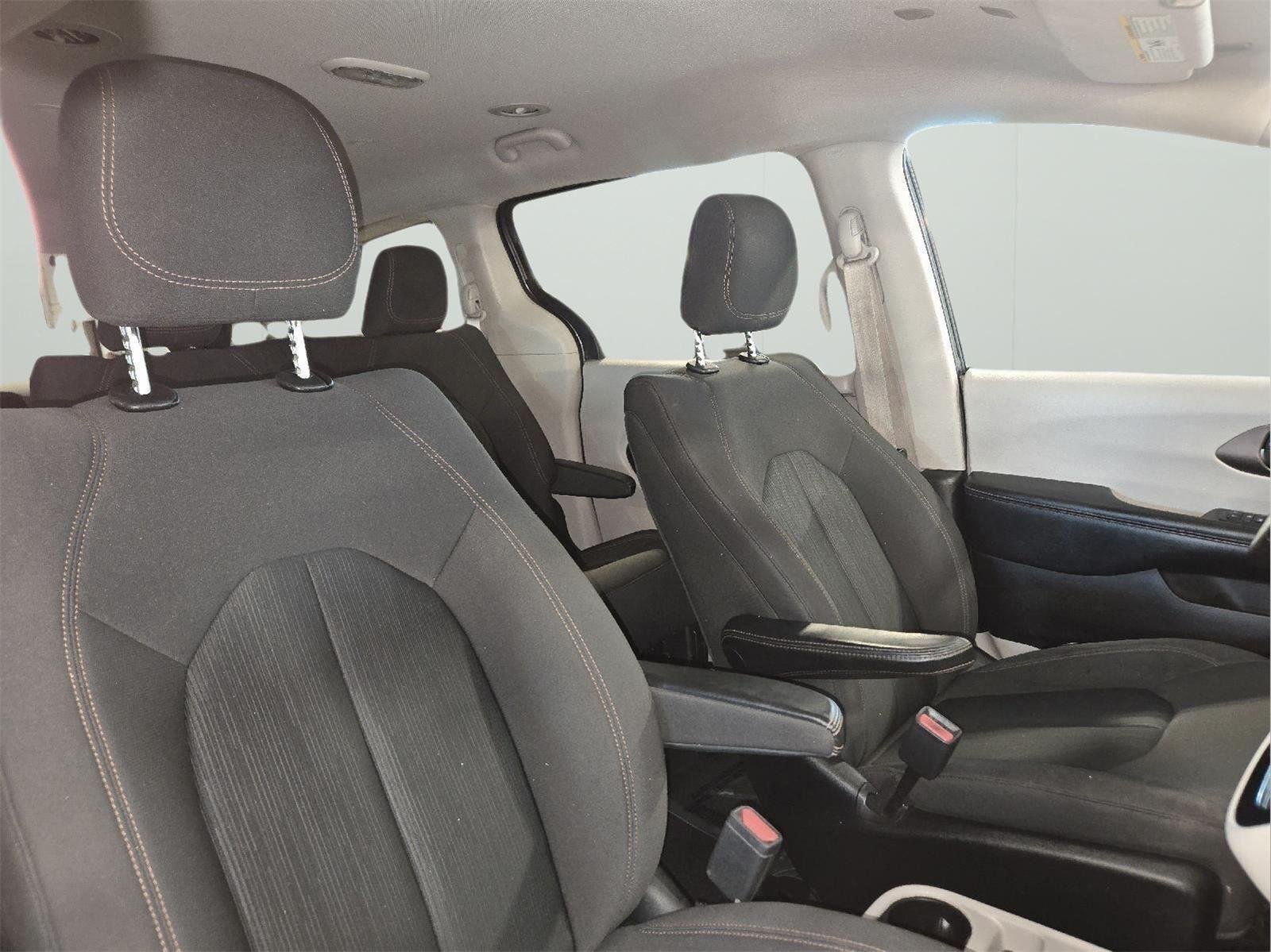 Used 2019 Granite Crystal Metallic Clearcoat Chrysler L image 48
