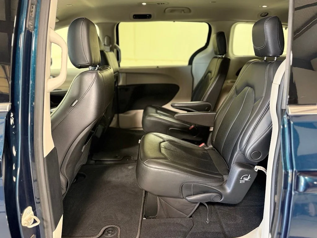 Used 2022 Blue Chrysler Touring L image 19