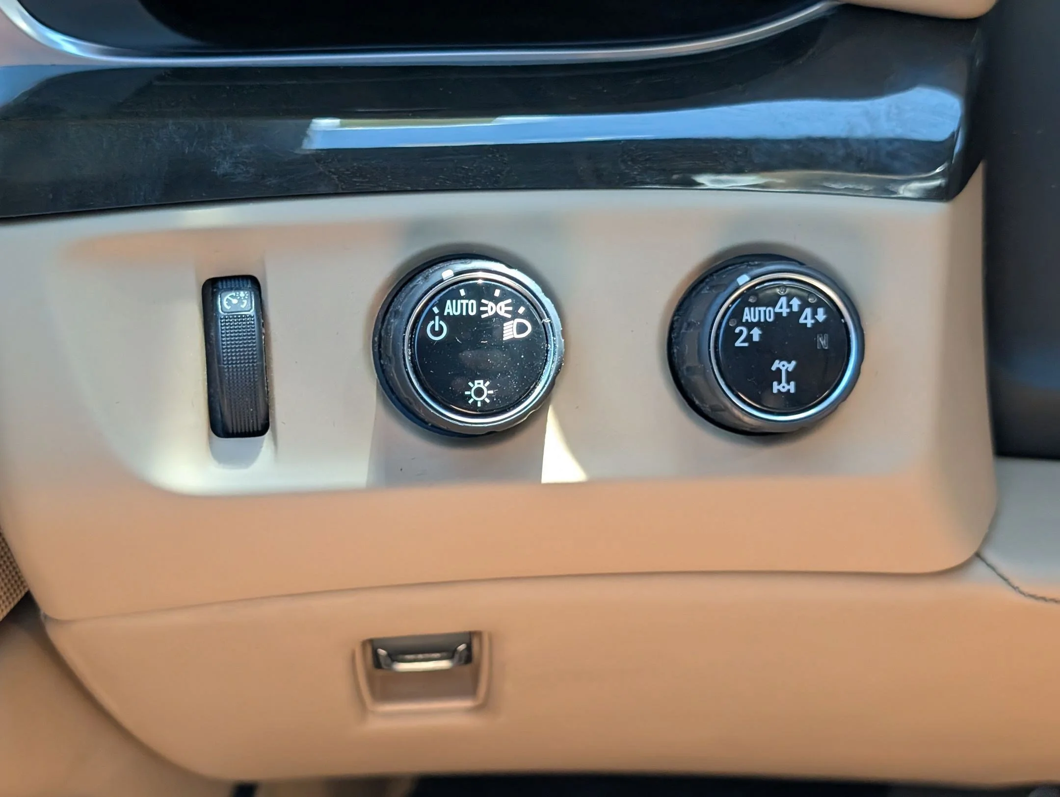 Used 2020 Crystal White Tricoat Cadillac Platinum image 25