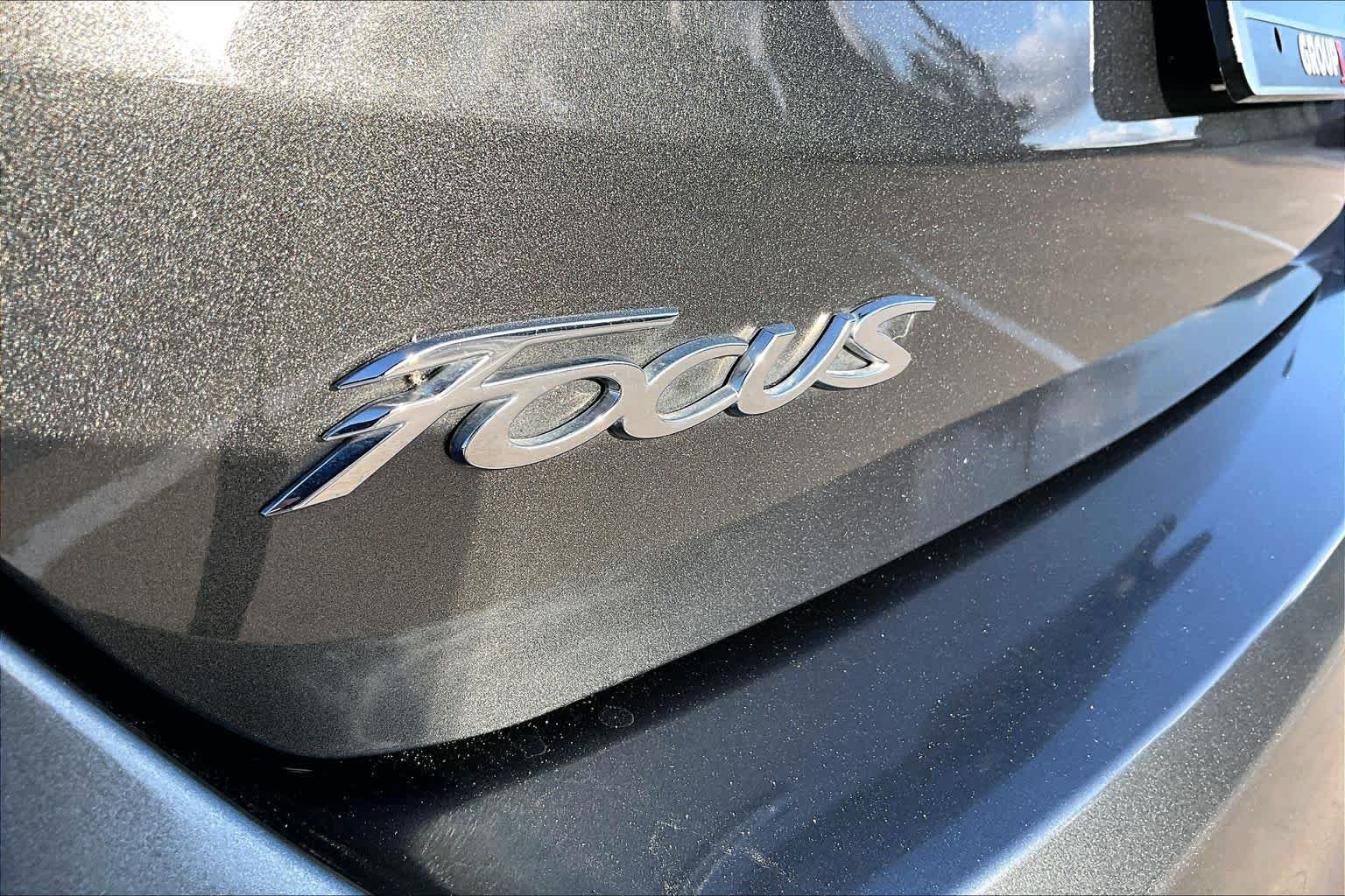 Used 2018 Magnetic Metallic Ford SE image 30