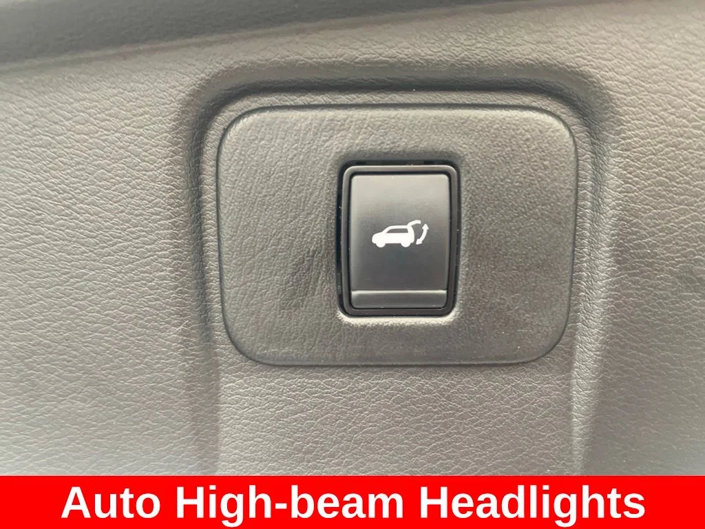 Used 2020 White Nissan SL image 17