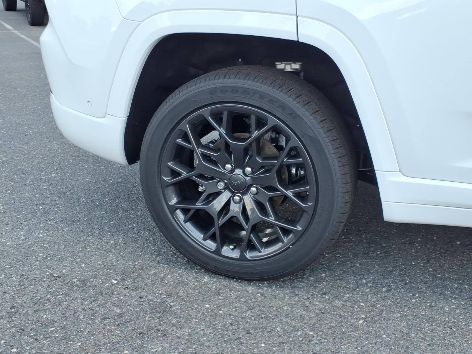 New 2026 Bright White Clear-Coat Exterior Paint Jeep Summit image 12
