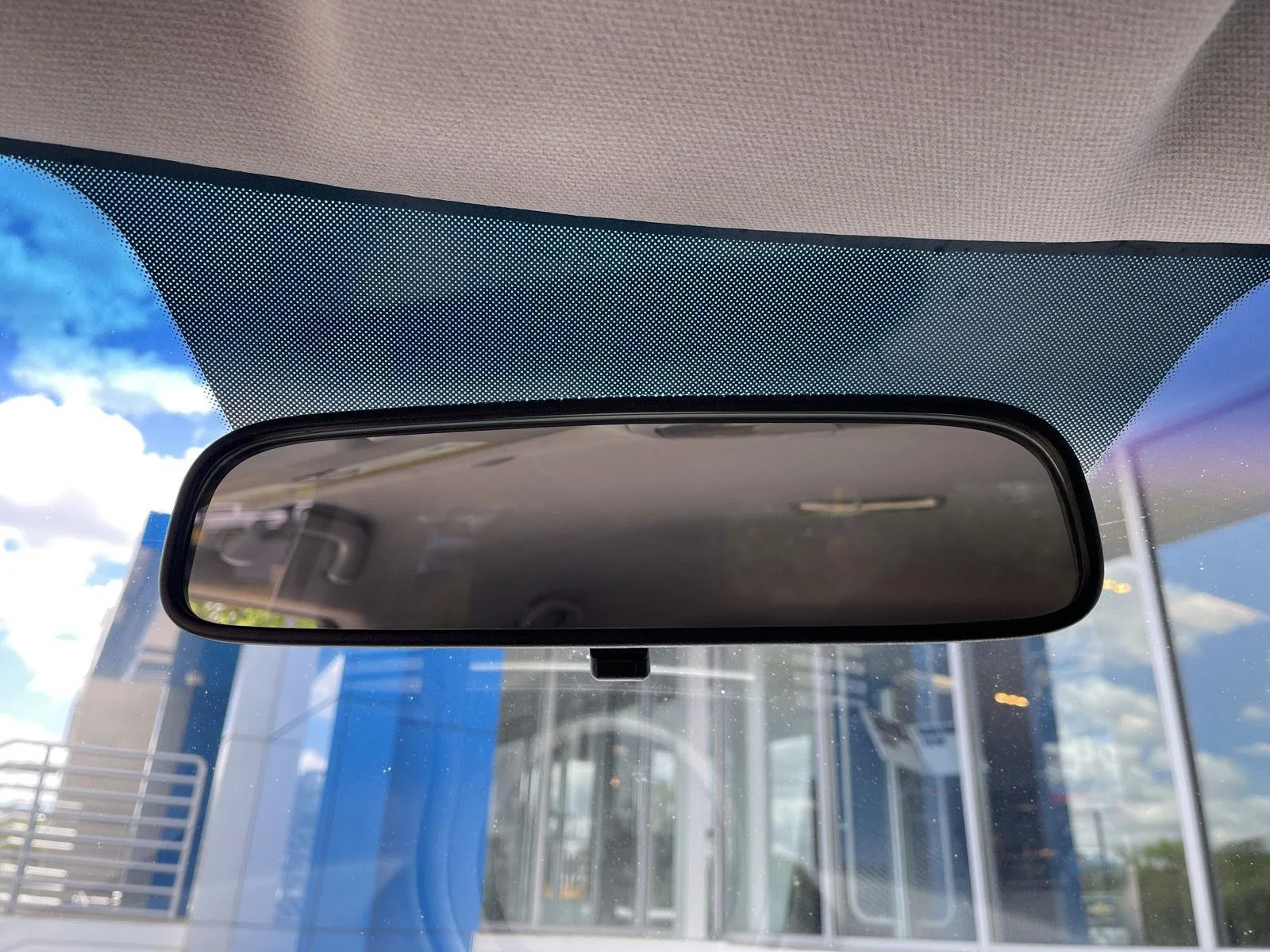 Used 2010 Clear White Kia + image 19