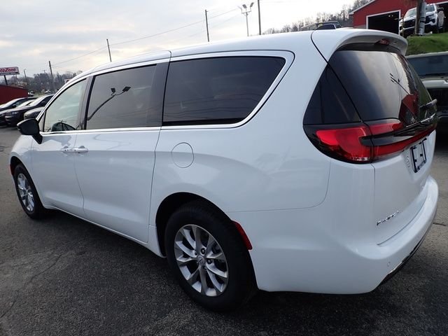 New 2026 Bright White Clear-Coat Exterior Paint Chrysler Select image 3